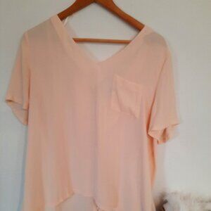 Suzy Shier soft pink blouse. V neck, high low ,pocket and zipper. XL